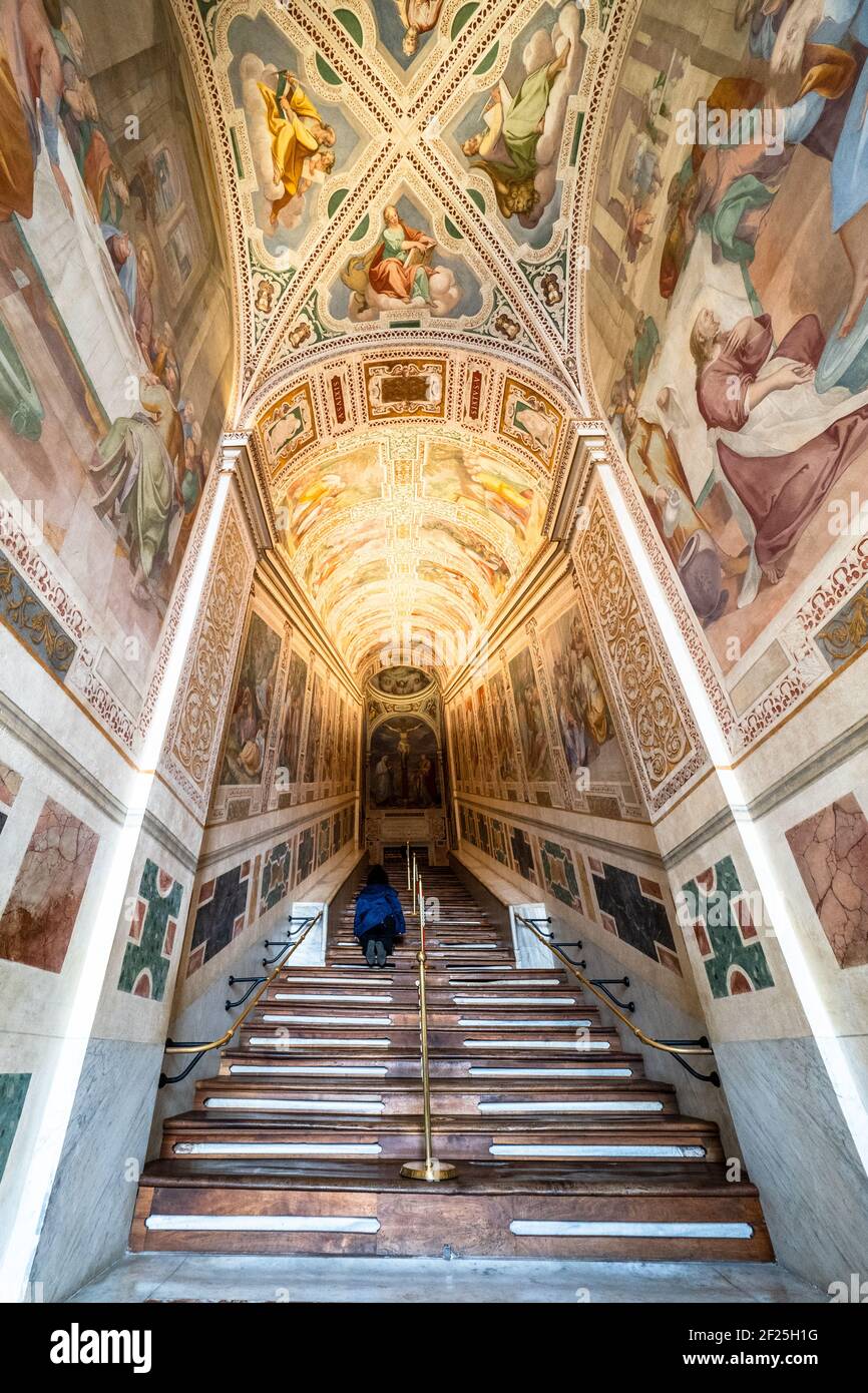 Heilige Treppe ist eine Reihe von 28 weißen Marmorstufen, die römisch-katholischen Reliquien in einem Gebäude auf extraterritorialen Eigentum in der Nähe der Erzbasilika des Heiligen Johannes in Laterano - Rom, Italien Stockfoto
