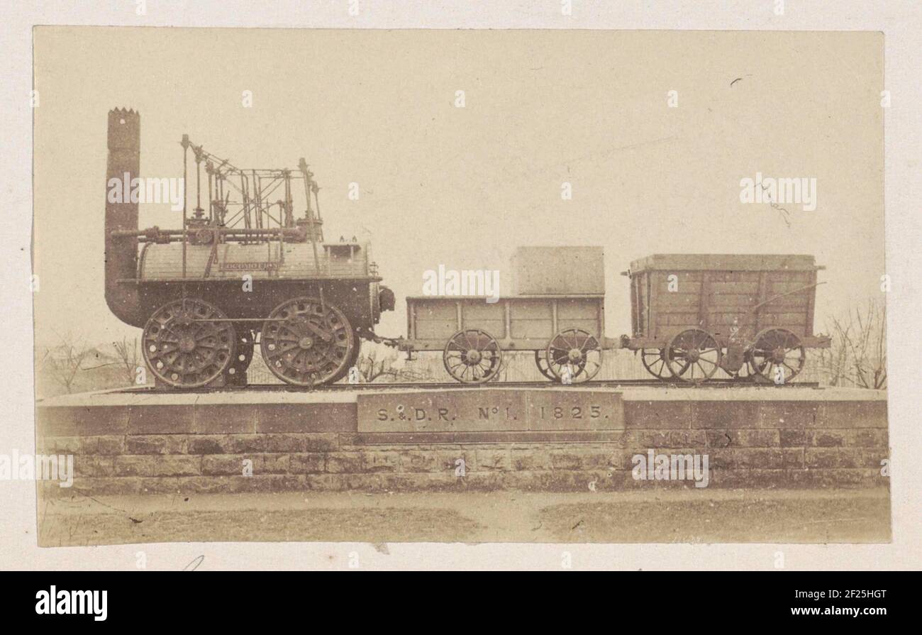 Locomotief met aanhangwagens op een sokkel; Steffensons första lokomotiv.auf einer gemauerten Basis befindet sich eine Dampflokomotive mit einem Tender für Wasser und Kraftstoff und einem Waggon. Einschließlich der Text ist in Stein gemeißelt: 'S. & D.R. Nr. 1. 1825. '. Dies bezieht sich auf die Fortbewegung Nr. 1., die erste Lokomotive, die auf der Strecke der Stockton und Darlington Railway (S. & D.R.) Und wurde von George Stephenson (1781-1848) gebaut. Teil des Reisealbums Europäische Städte, vermutlich Schwedisch. Stockfoto