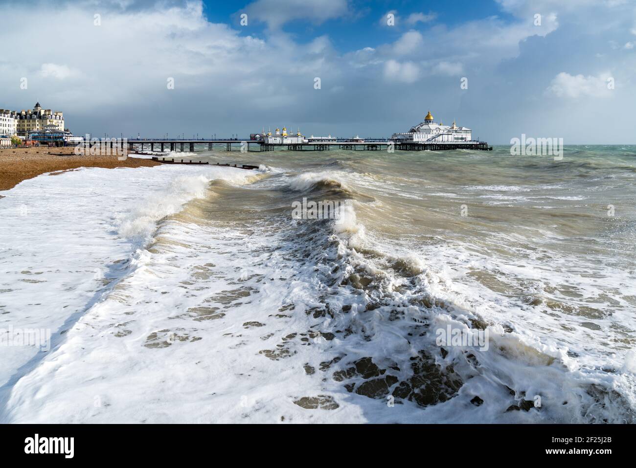 EASTBOURNE, East Sussex/UK - 21. Oktober: Ende des Sturms Brian Racing Vergangenheit Eastbourne Pier in East Sussex am 21. Oktober 2017 Stockfoto