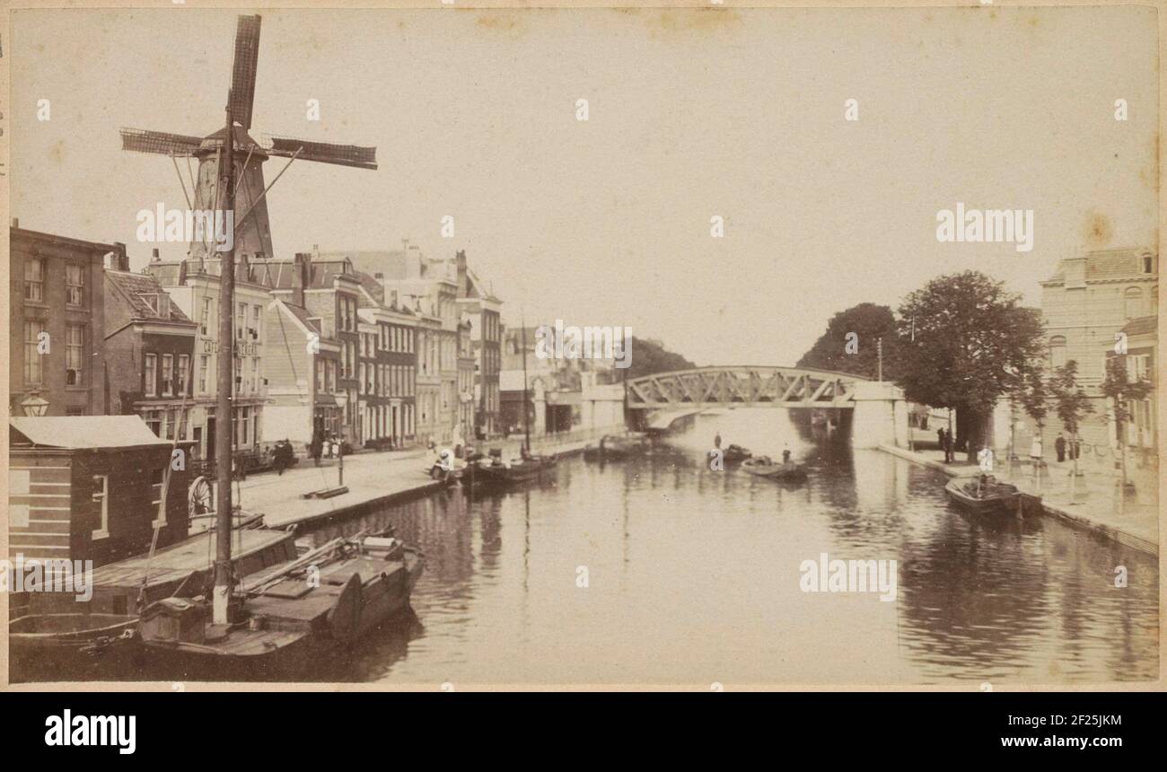 Blick auf die Schiekade in Rotterdam mit Brücke und Mühle; De Schiekade. Rotterdam..Teil oder Leporellolatbum mit Fotos von Rotterdam. Stockfoto