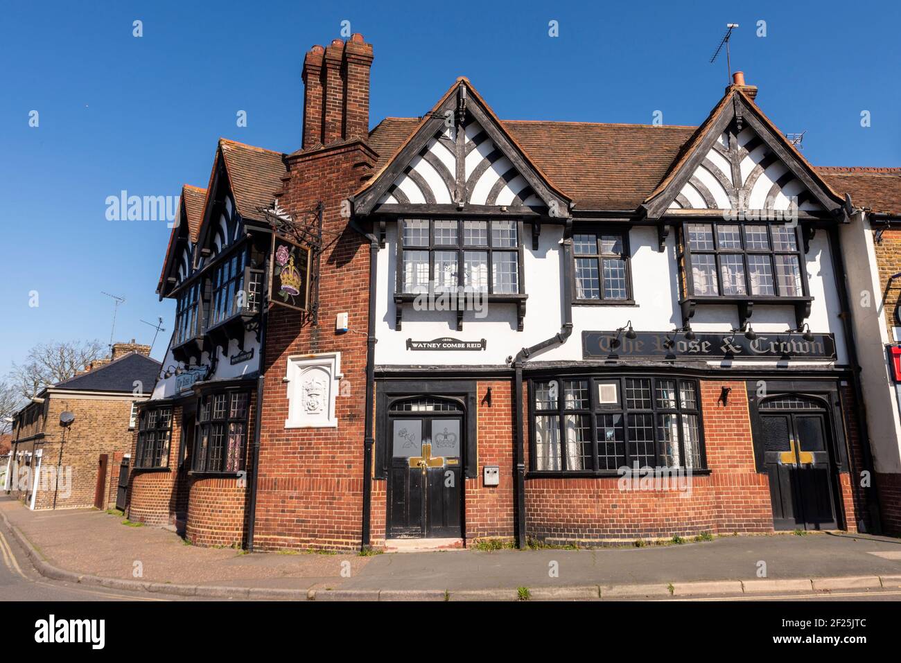 The Rose and Crown Pub in Rochford, Essex, Großbritannien. Das ‘als 1803 Krone’ erbaute georgianische Gasthaus dominierte die Ecke North Street und Weir Pond Road. Stockfoto