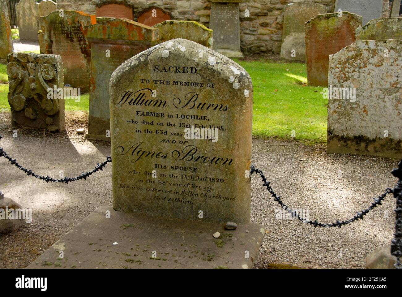 Ein Gedenkstein, der dem Gedenken an William Burns, Vater von Robert Burns, Alloway Old Kirk, Ayrshire, Schottland, geweiht ist Stockfoto