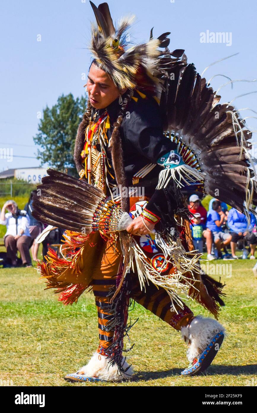 Einheimischer Mann tanzt, Pow Wow Zeremonie, Nord-Quebec Stockfoto