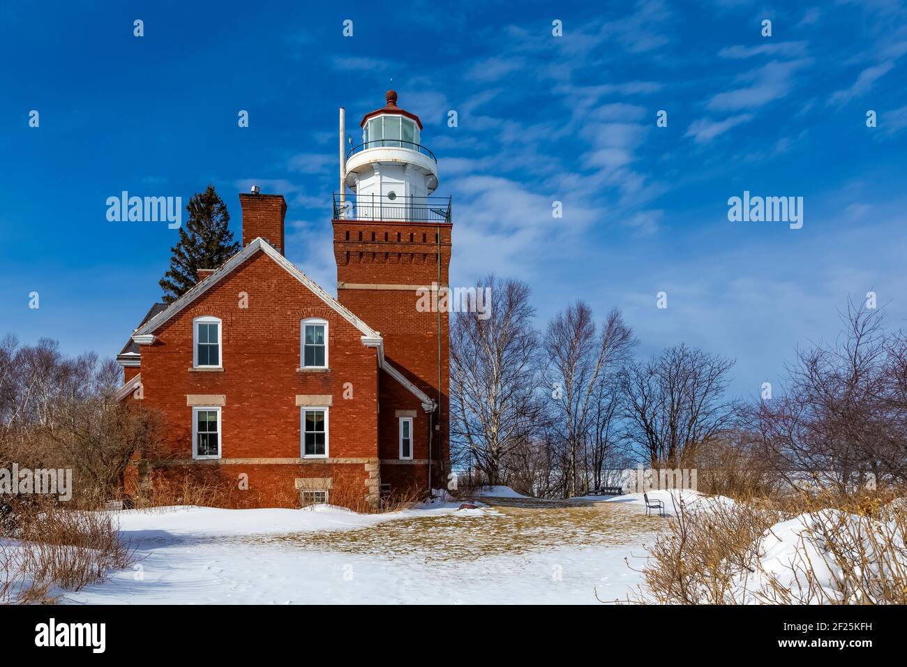 Big Bay Point Leuchtturm am Lake Superior nordwestlich von Marquette im Februar, Michigan, USA [Keine Eigentumsfreigabe; zur redaktionellen Lizenzierung verfügbar Stockfoto