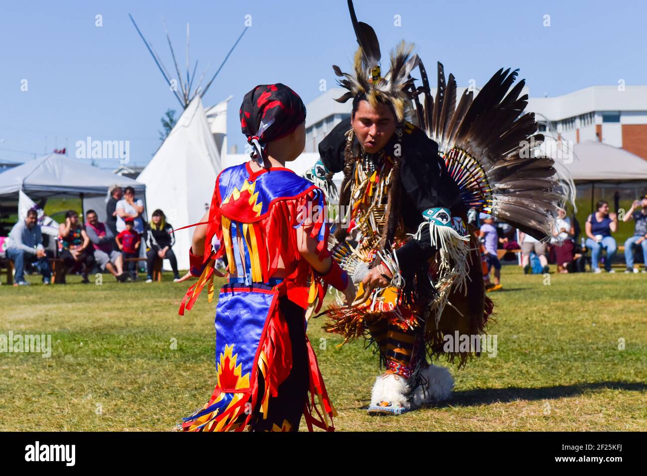 Einheimischer Mann tanzt, Pow Wow Zeremonie, Nord-Quebec Stockfoto