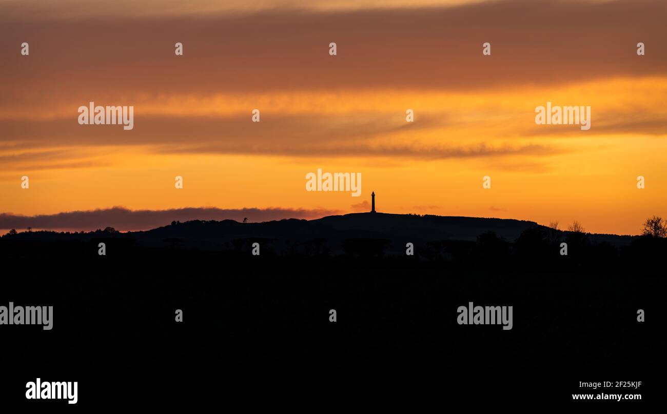 Scottish Borders bei Sonnenuntergang mit dem Waterloo Monument in Silhouette, Scottish Borders, UK Stockfoto