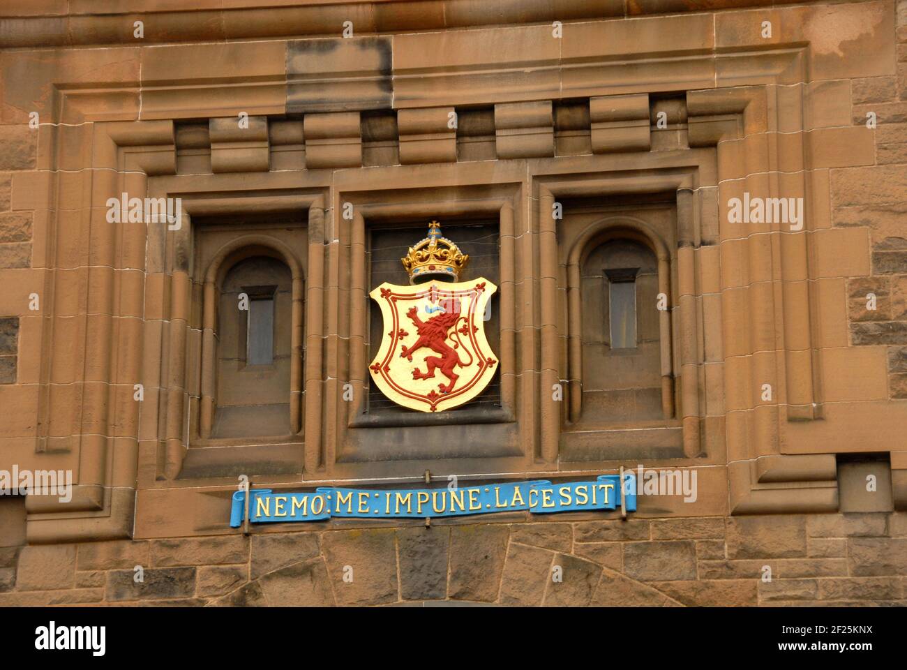 Lateinisches Motto 'Nemo me impune lacessit' mit Einhorn auf A Schild überragt von einer Krone über dem Eingang nach Edinburgh Burg Stockfoto