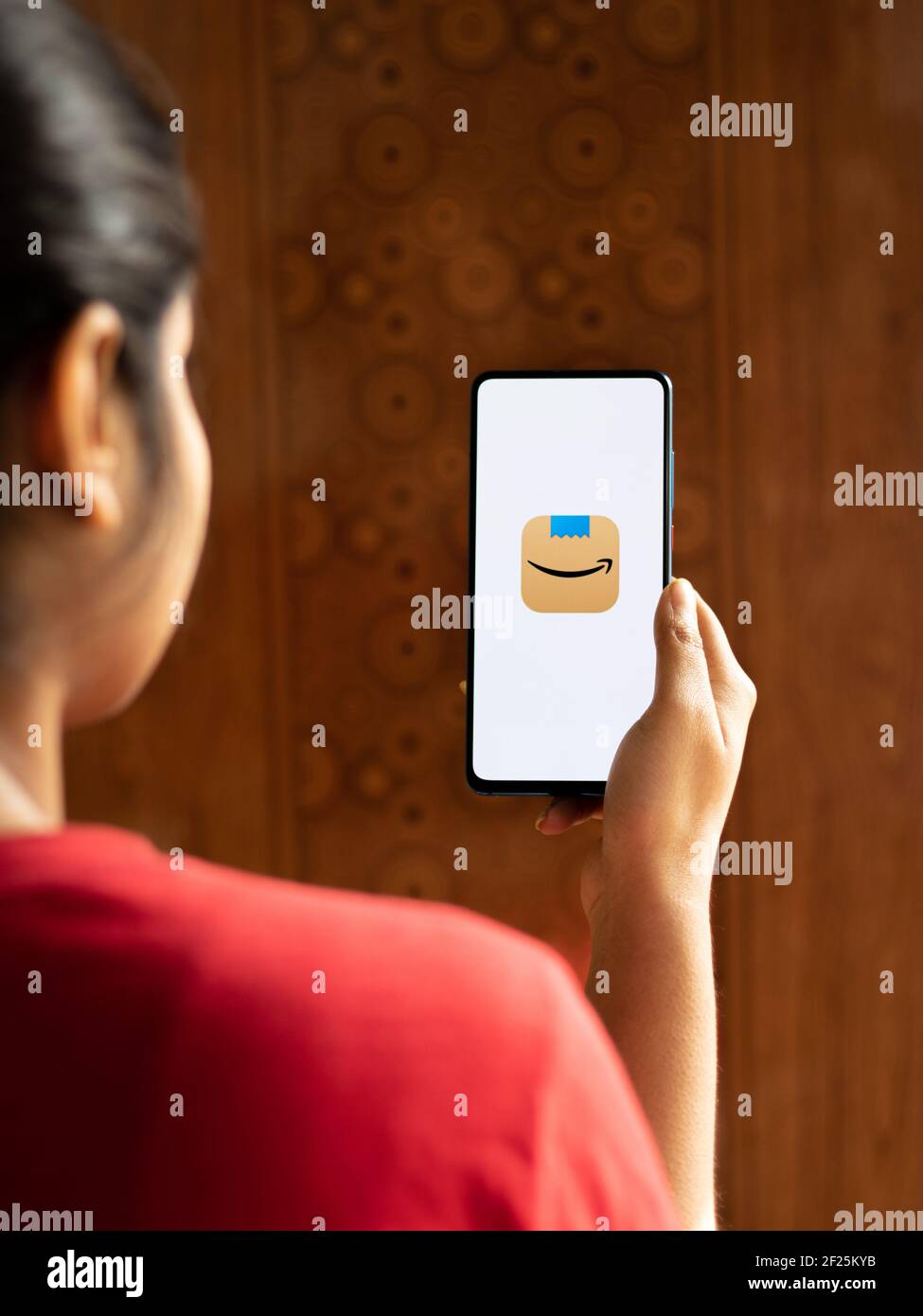 Assam, indien - März 10, 2021 : Neues Amazon-Logo auf dem Handy-Bildschirm  Stock Bild Stockfotografie - Alamy