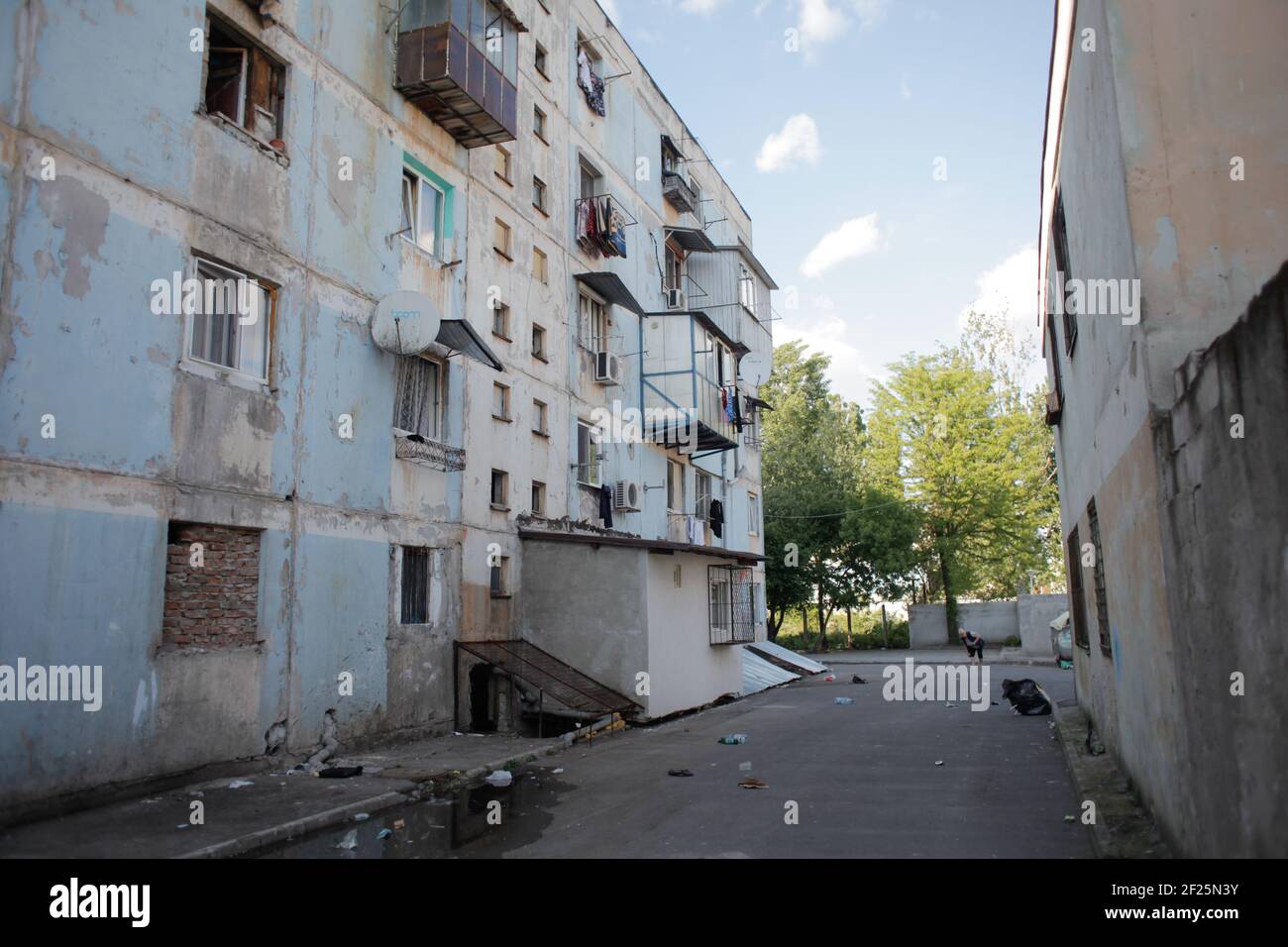 Bukarest, Rumänien - 21. April 2016: Abgenutzte Wohnblocks in einer armen Nachbarschaft in Bukarest. Stockfoto