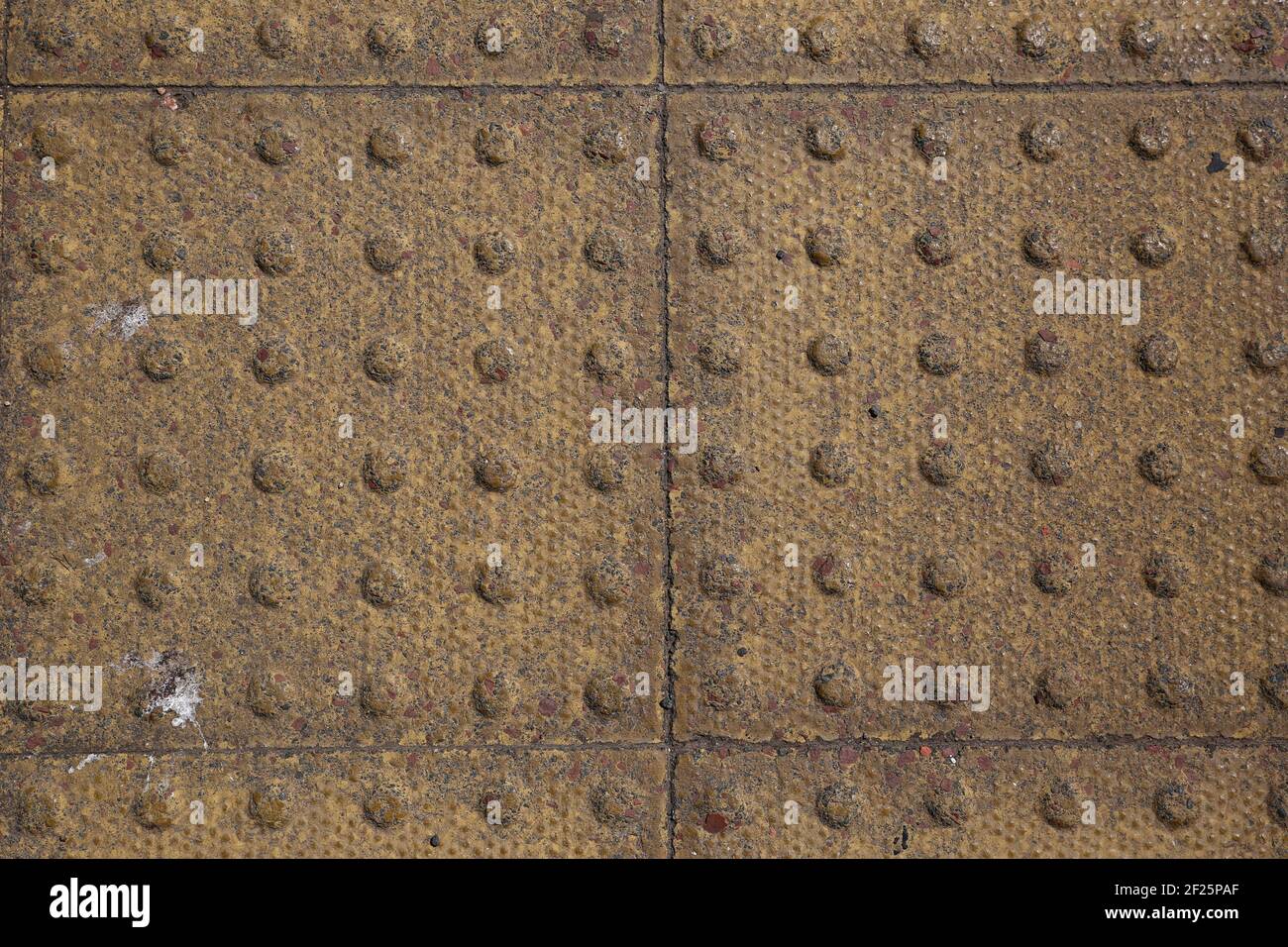 Gelb beschädigt und gepunktete Fliesen Hintergrund Stockfoto