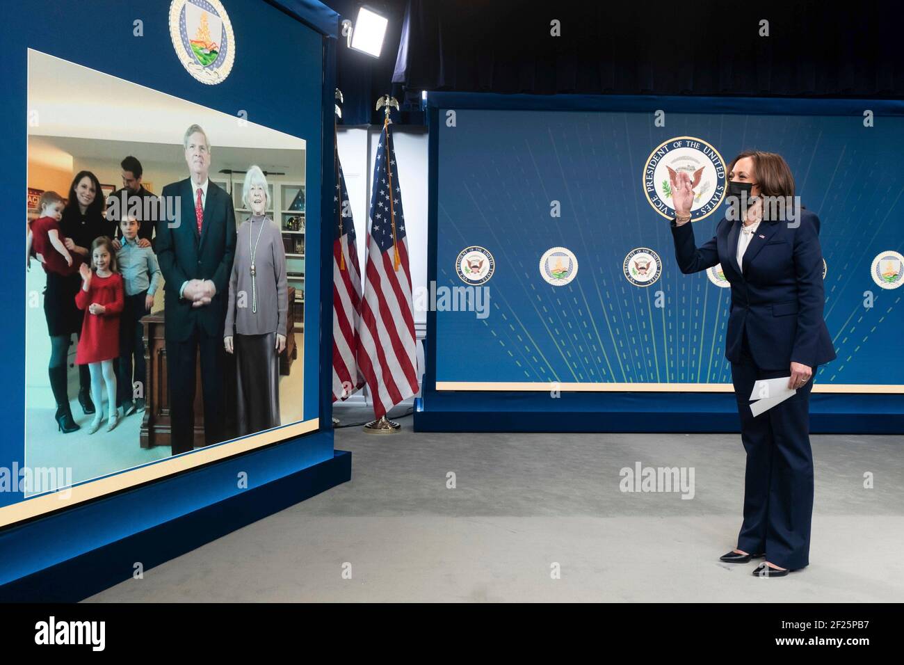 US-Vizepräsident Kamala Harris, hält eine virtuelle feierliche Vereidigung für Tom Vilsack als Minister für Landwirtschaft aus dem South Court Auditorium im Eisenhower Executive Office Building des Weißen Hauses 24. Februar 2021 in Washington, D.C. Stockfoto