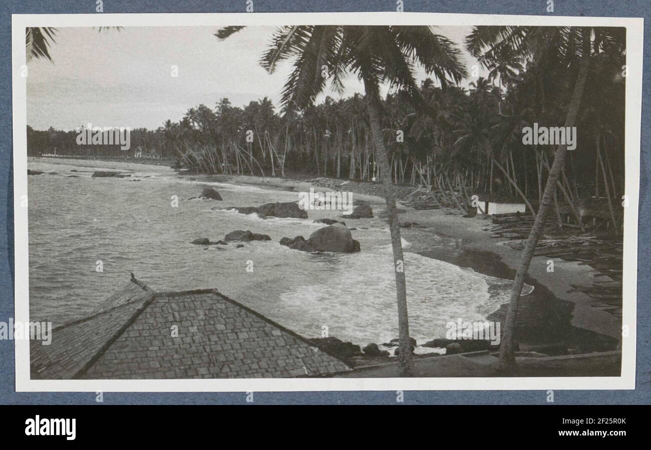 Palmenstrand bij Mount Lavinia (Colombo) op Ceylon.Teil des Reisealbums mit Fotografien von Aktivitäten und Sehenswürdigkeiten auf Sumatra und Java und von der Reise nach und von den Niederländischen Ostindien. Stockfoto