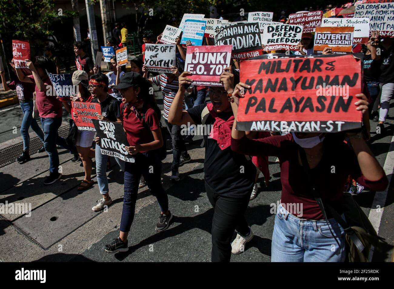 Verschiedene militante Gruppen fordern die Absetzung von Präsident Rodrigo Duterte in der Nähe des Malacanang-Palastes in Manila auf den Philippinen. Stockfoto