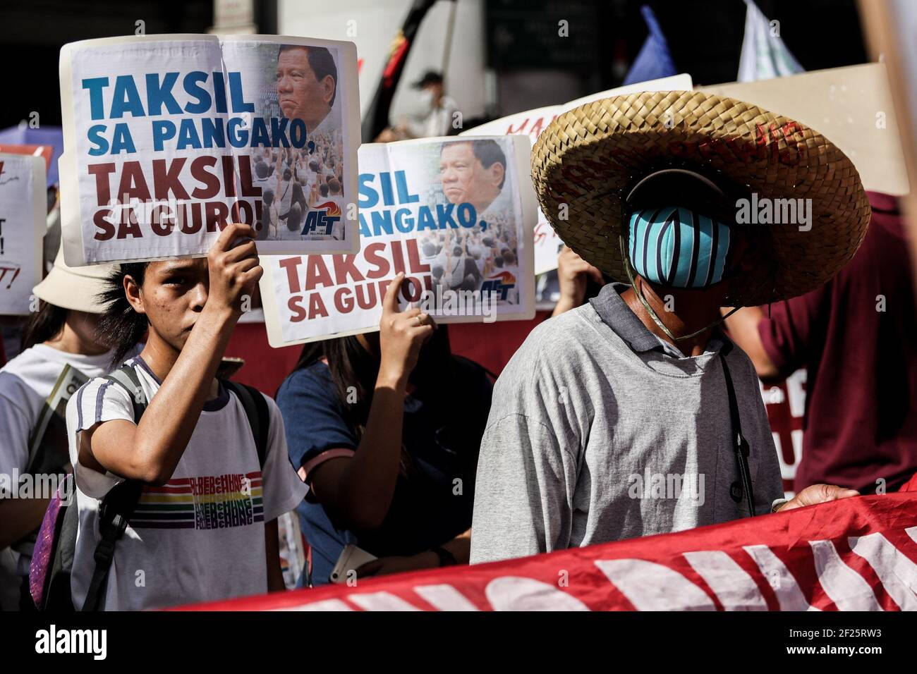 Demonstranten halten Plakate, während sie den Sturz von Präsident Rodrigo Duterte in der Nähe des Malacanang-Palastes in Manila, Philippinen, fordern. Stockfoto