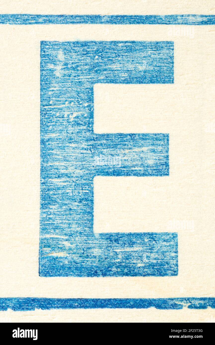 Blauer Buchstabe E auf hellem Sperrholz gedruckt Stockfoto