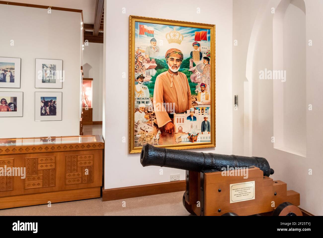Maskat, Oman - 10. Februar 2020: Porträt seiner Majestät Sultan Qaboos im Bait Al Zubair Museum im alten Maskat des Sultanats von Oman Stockfoto