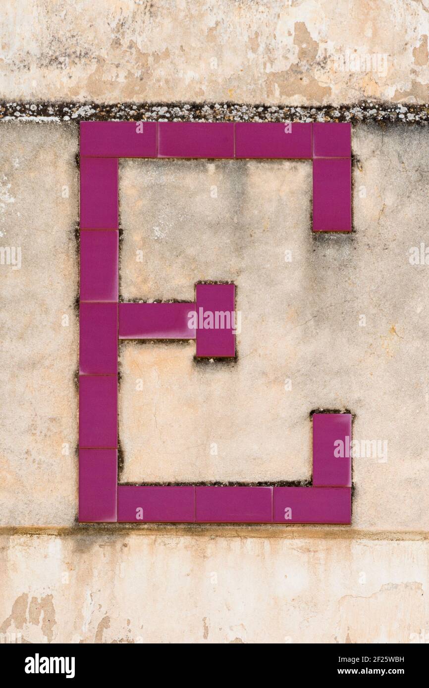 Buchstabe C, bestehend aus weinroten Fliesen Stockfoto