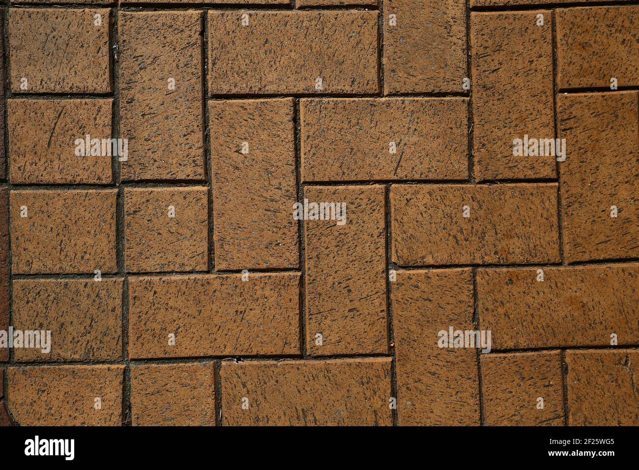 Beschädigte Outdoor Gelbe Fliesen Hintergrund Stockfoto