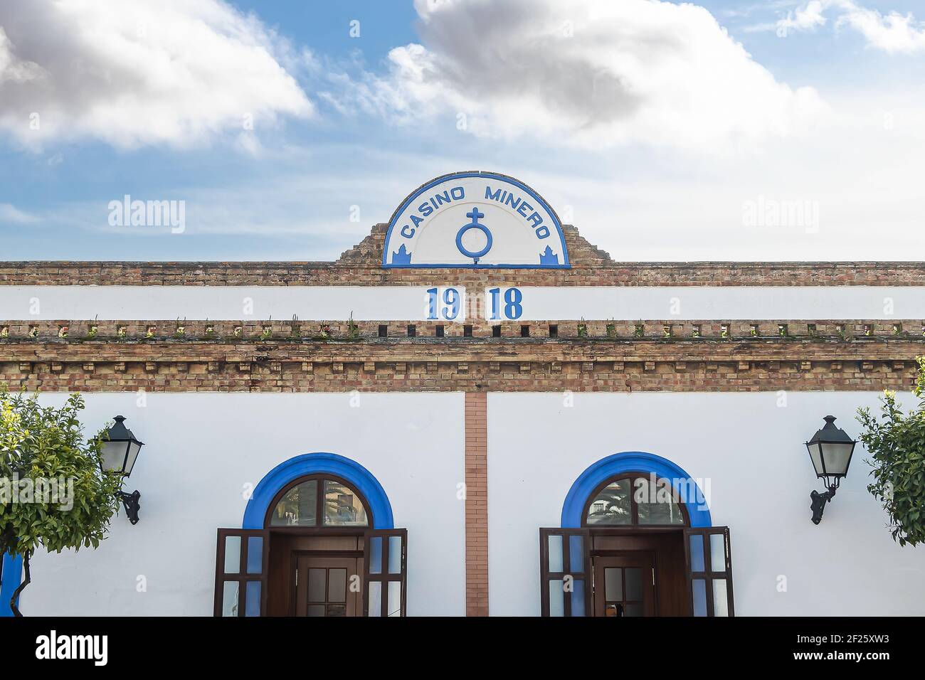 Huelva, Spanien - 27. Februar 2021: Das 1918 Corrales Mining Casino, Kultur- und Freizeitzentrum von Tharsis Co. Gebaut, um als Unterhaltung zu dienen Stockfoto