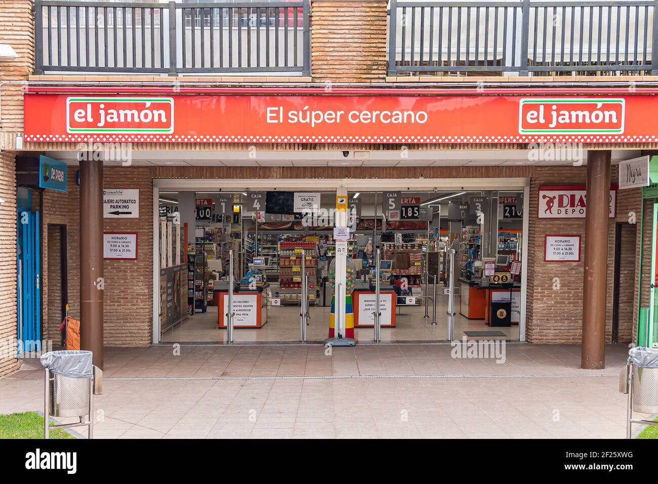 Huelva, Spanien - 1. März 2021: El Jamon Supermarkt in der Islantilla Beach Mall Stockfoto