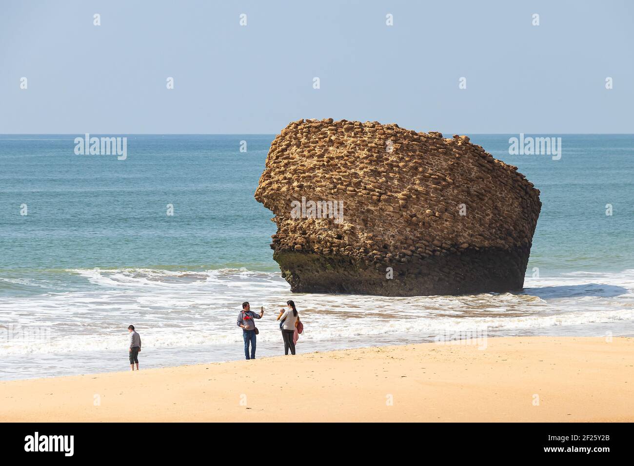 Huelva, Spanien - 7. März 2021: Strand von Matalascañas oder Torre de la Higuera, huelva, Andalusien, Spanien. Fundamente des Wachturms, die überturne sind Stockfoto