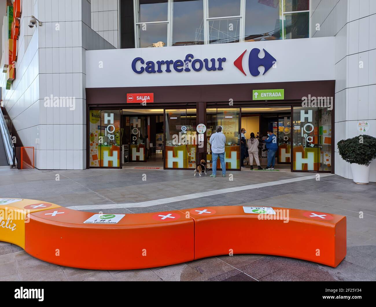 Huelva, Spanien - Januar 27 2021: Carrefour Hypermarkt im Holea Einkaufszentrum. Holea ist ein großes Einkaufszentrum in Huelva, das Ende 2013 eröffnet wurde. Holea ist ein O Stockfoto