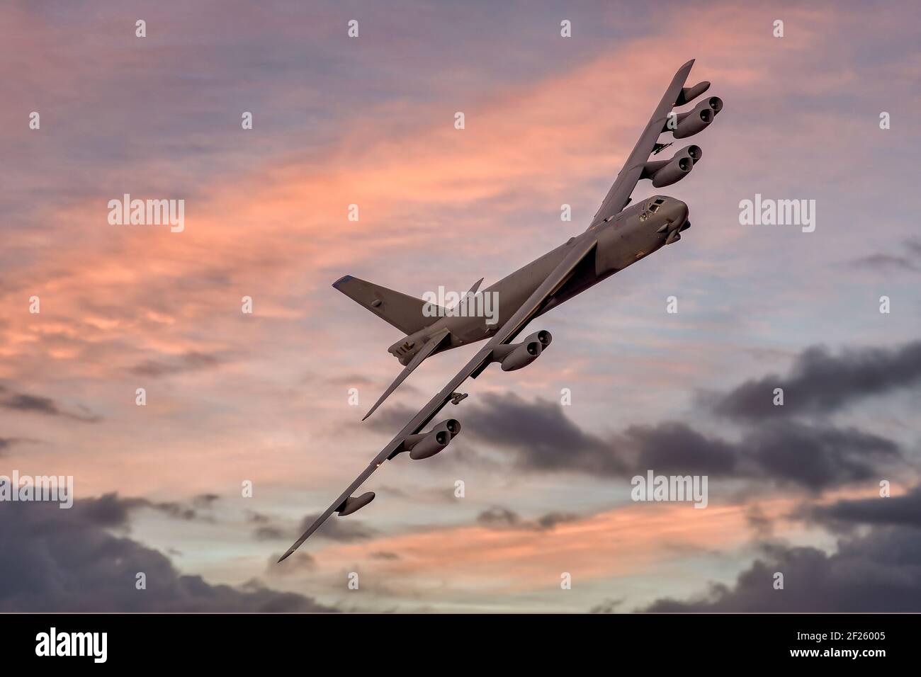 B52 schwerer Bomber stürzt sich bei Sonnenuntergang in Richtung Kamera. Boeing B-52 Acht-Antrieb Atombomber der US Air Force Stockfoto