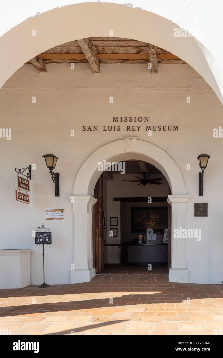 Oceanside, California USA - 5. März 2021: Mission San Luis Rey Museum Eingang mit schmiedeeisernen Wandleuchten, Museum und Souvenirladen Zeichen Stockfoto