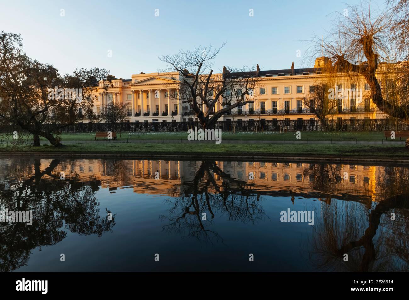 England, London, Regent's Park, Winterblick auf Cornwall Terrace Mews mit Spiegelung im See Stockfoto