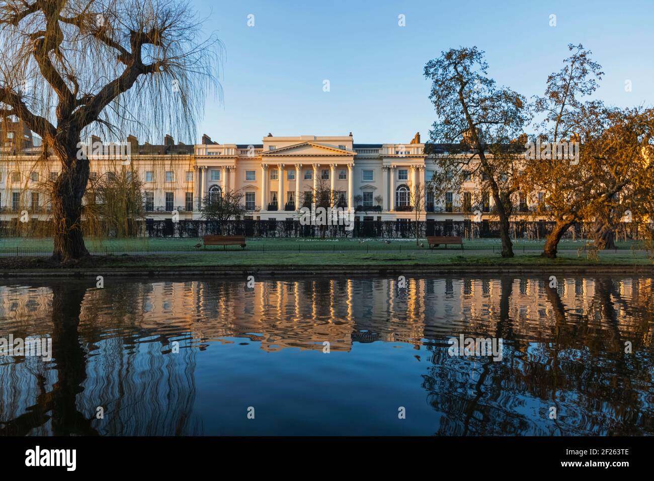 England, London, Regent's Park, Winterblick auf Cornwall Terrace Mews mit Spiegelung im See Stockfoto
