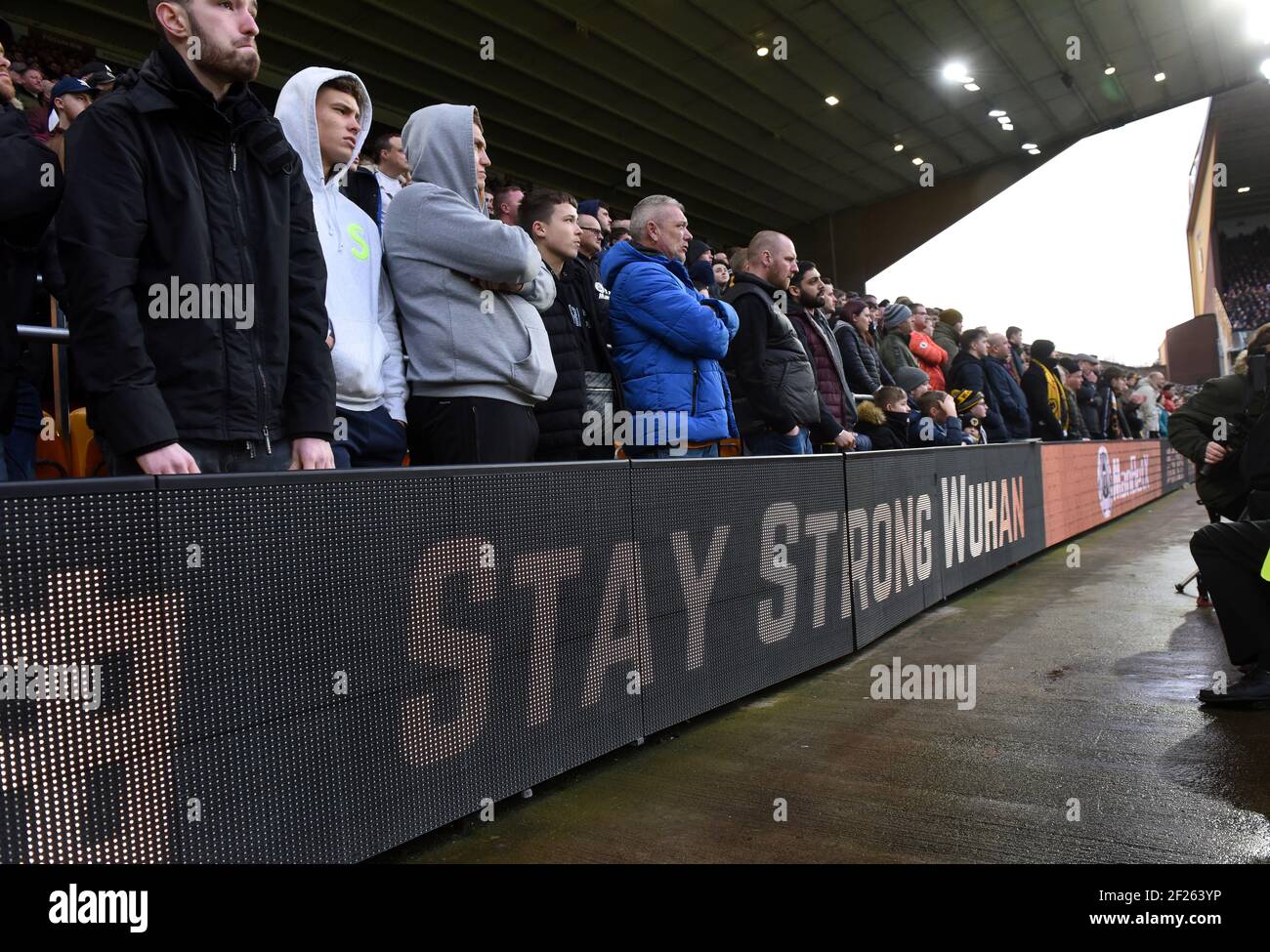 Botschaft der Unterstützung für Wuhan, die Unterstützung für die Chinesen zeigt Stadt Wuhan während Covid 19 Pandemie bei Wolverhampton Wanderers FC Fosun International Stockfoto