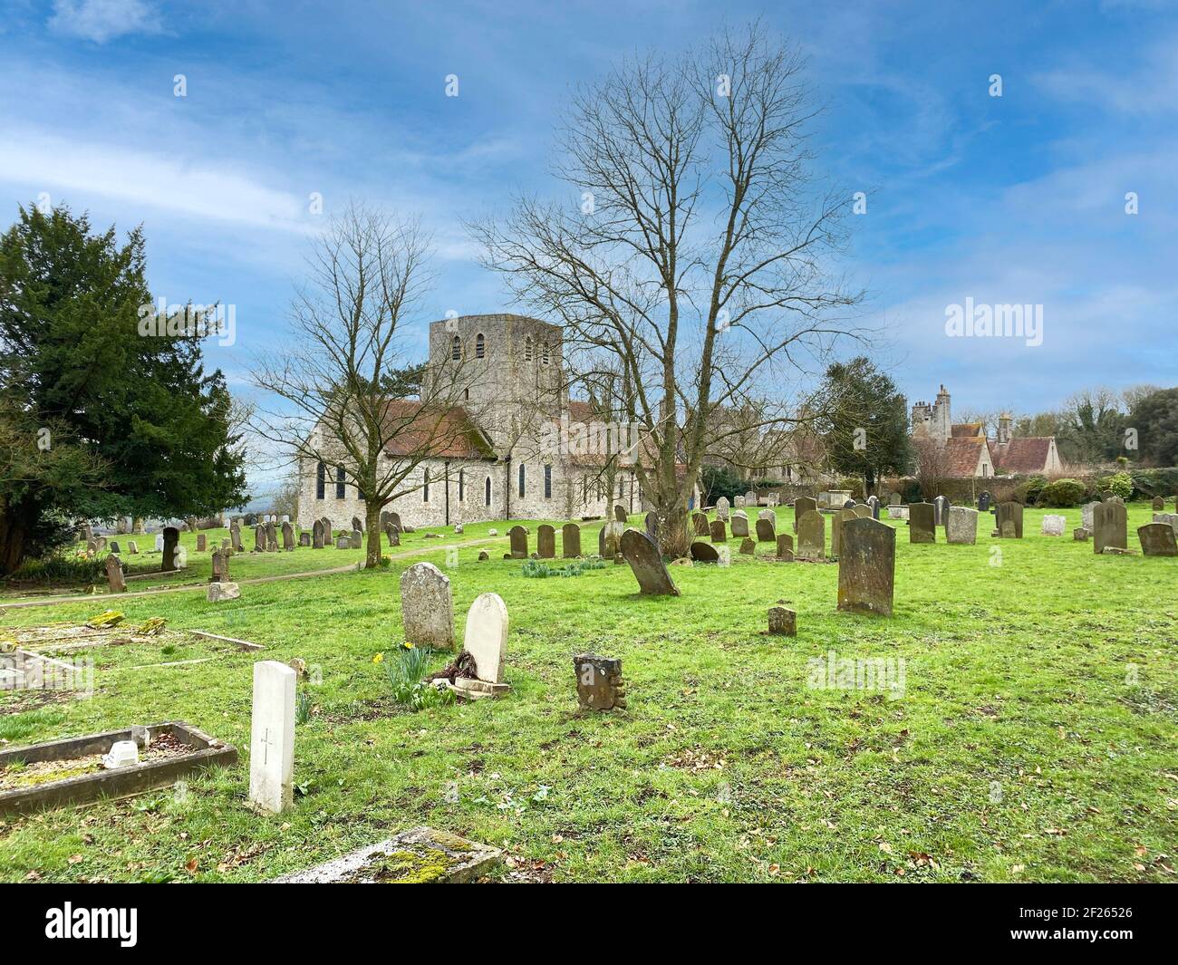 Typisch britische Kirche und Friedhof Stockfoto