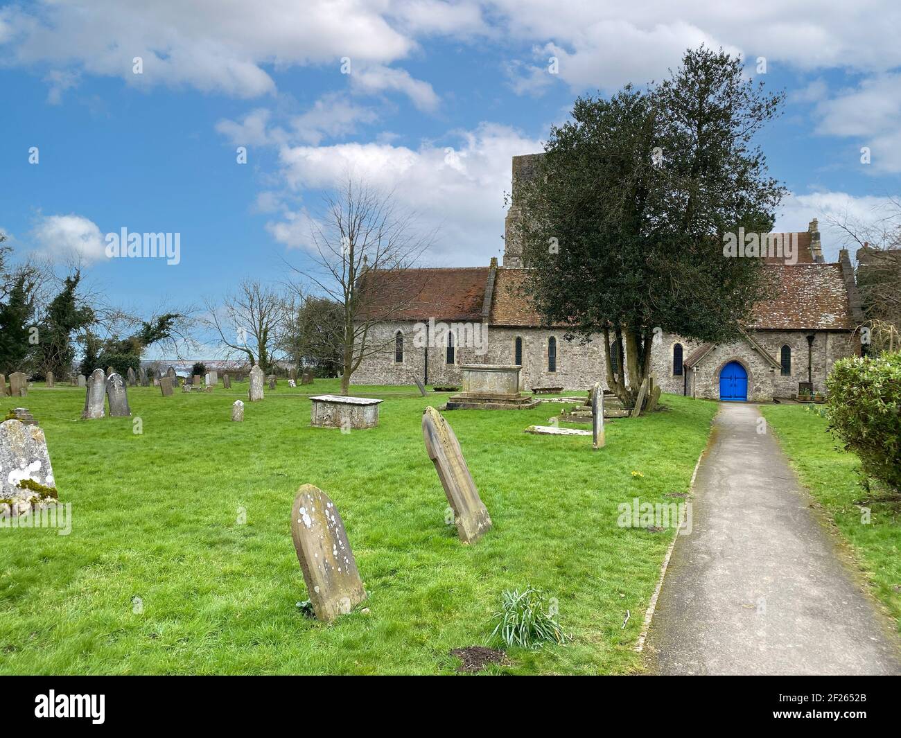 Typisch britische Kirche und Friedhof Stockfoto