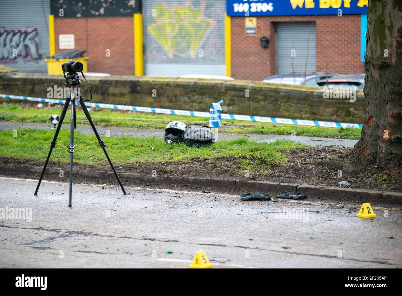 Perry Barr, Birmingham, West Midlands, Großbritannien. 10th. März 2021: Ein Mann in den Fünfzigern wurde schwer verletzt, nachdem sein Motorrad am Mittwoch kurz nach Mitternacht mit einem Baum kollidierte. Der Absturz ereignete sich auf der Aldridge Road Abschnitt der A34 Richtung Great Barr aus der Stadt. Spezialeinheiten von Kollisionsermittler waren vor Ort, um eine Untersuchung durchzuführen, bevor das Fahrrad geborgen und die Straße wieder geöffnet wurde. Die Polizei appelliert für Dash Cam-Aufnahmen. Kredit: Ryan Underwood / Alamy Live Nachrichten Stockfoto