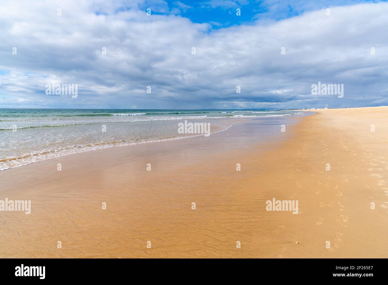 Ein schöner breiter leerer goldener Sandstrand an der Algarve In Portugal Stockfoto