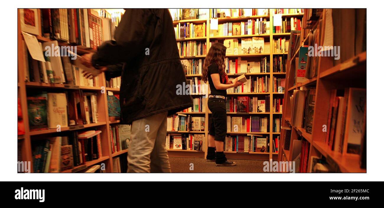 Bücher shoppen in Borders Buchhandlung, Oxford stpic David Sandison 18/3/2005 Stockfoto