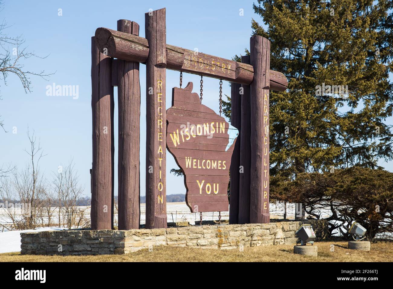 Ein großes Holzschild "Wisconsin welcomes you" am Grenzübergang von Illinois nach Wisconsin. Stockfoto