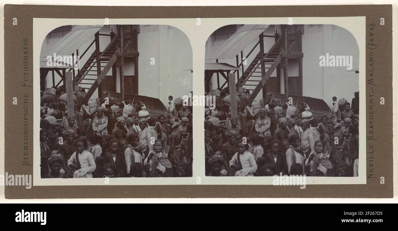 Bringen der Kaffee-Grafik in großen Taschen auf der Rückseite von javanesischen Arbeiter.; S 2 No 15. Kaffeekultur. Die Einführung der pluk..javanischen Restaurants in der Natur in einer belebten Gegend. Stockfoto