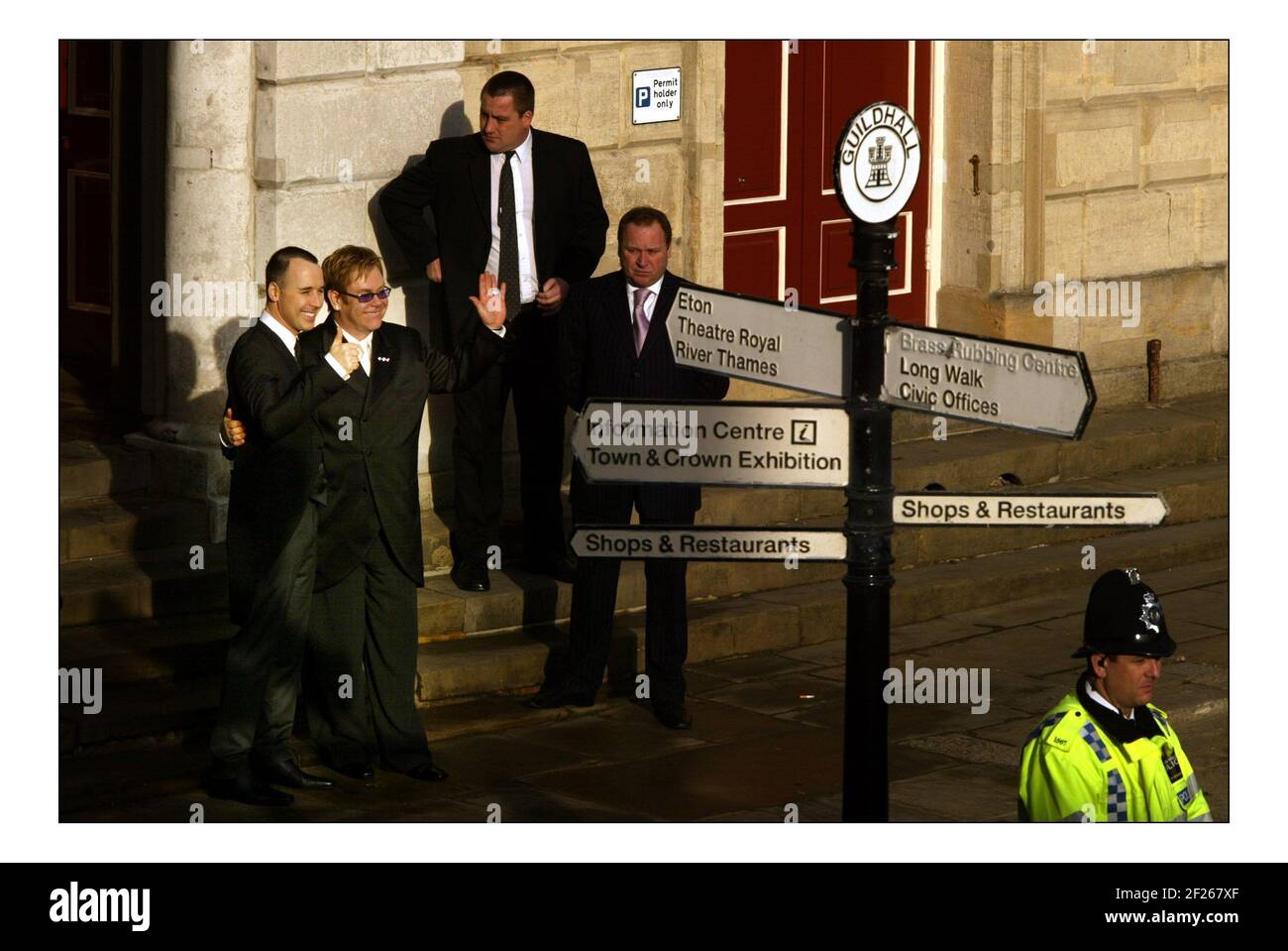 Sir Elton John und David Furnish verlassen als Ehepaar nach ihrer standesamtlichen Partnerschaftszeremonie im Guildhall, Windsor.pic David Sandison 21/12/2005 Stockfoto
