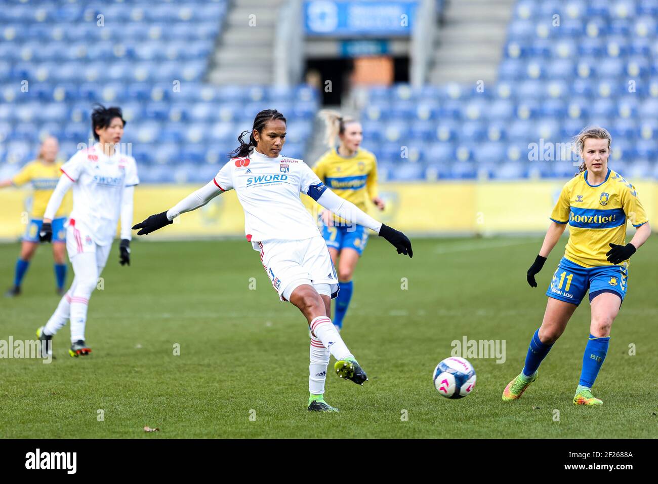 Brondby, Dänemark. März 2021, 10th. Wendie Renard (3) von Olympique Lyon während des UEFA Women's Champions League-Spiels zwischen Brondby IF und Olympique Lyon im Brondby Stadion in Broendby, Dänemark. (Foto Kredit: Gonzales Foto/Alamy Live News Stockfoto