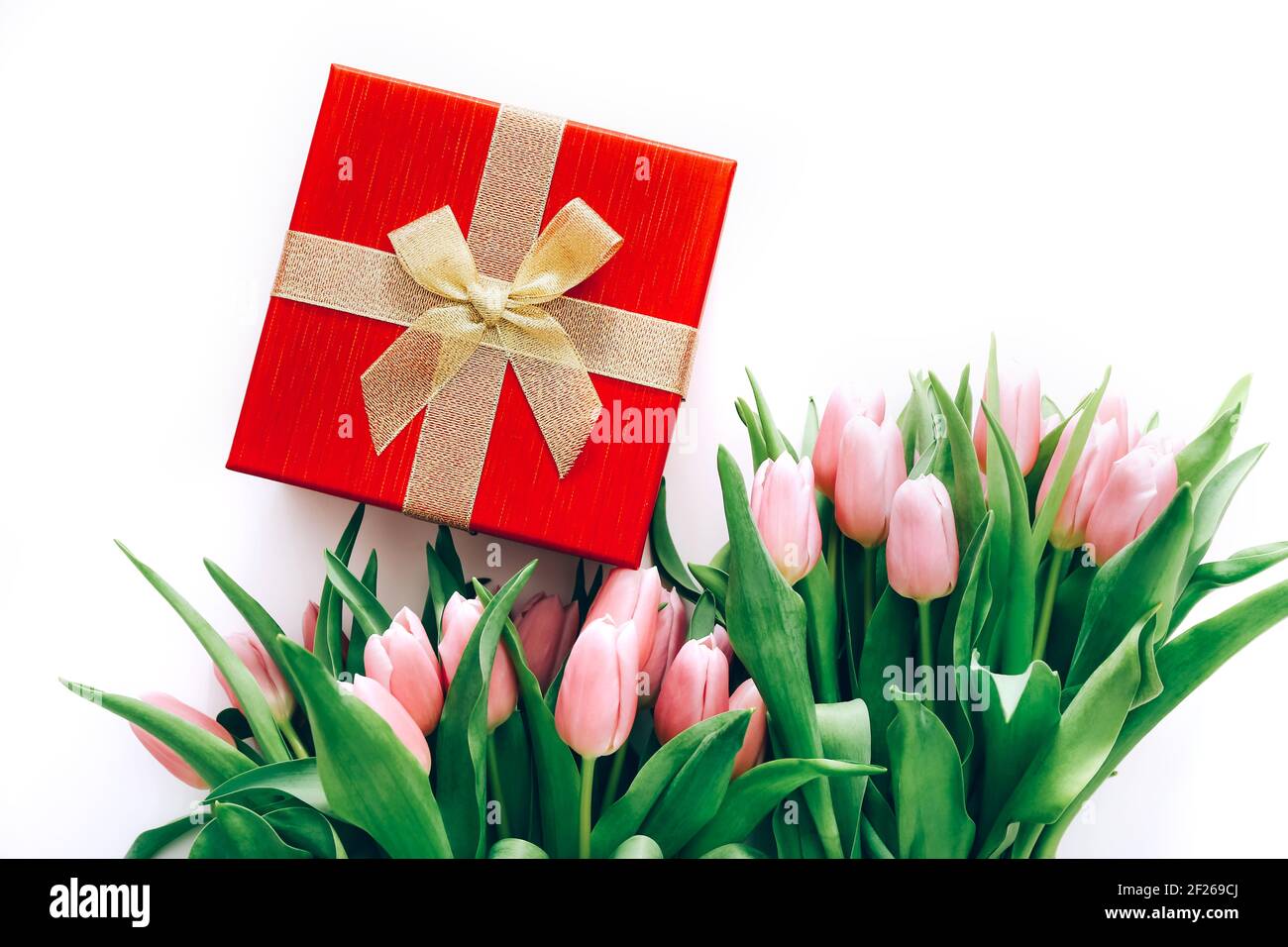 Geschenkbox und Bouquet von schönen rosa Tulpen auf weißem Hintergrund, Draufsicht Stockfoto