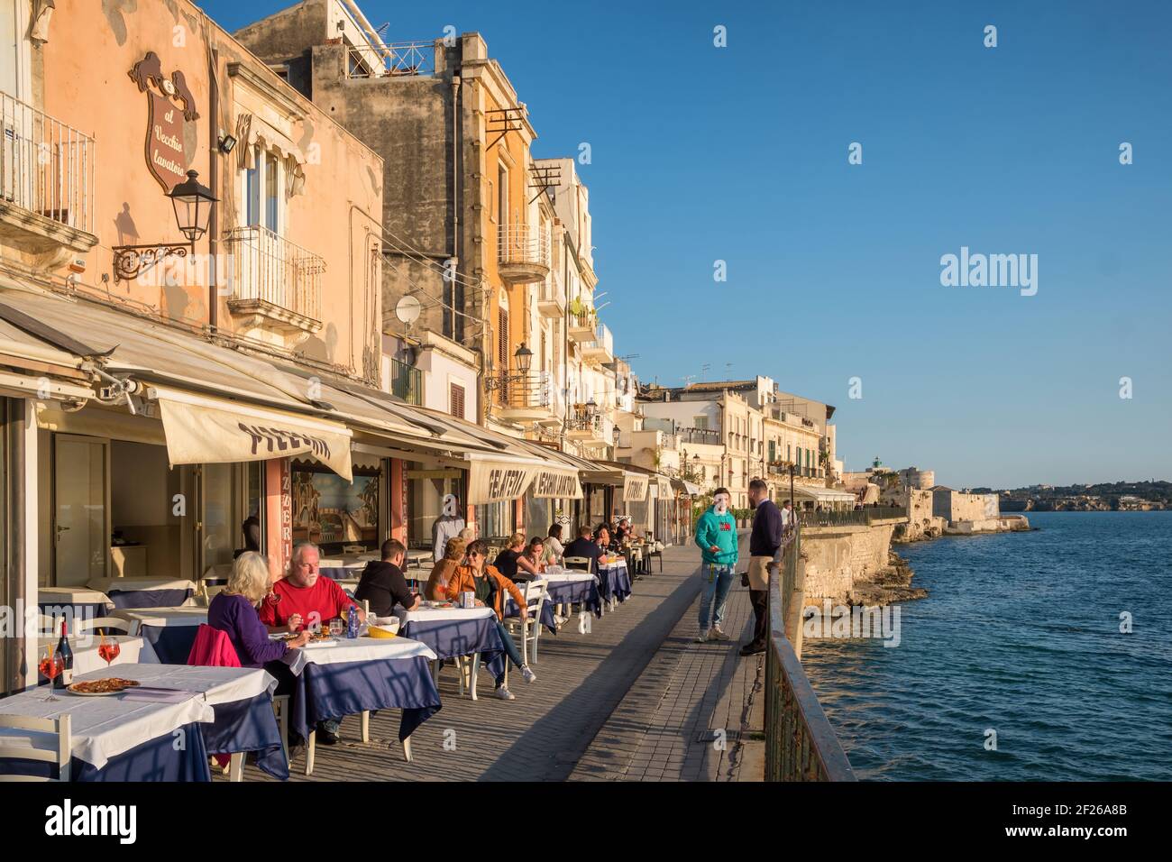Nicht identifizierte Menschen in gemütlichen Straßencafé in Siracusa Stadt, Sizilien, Italien Stockfoto
