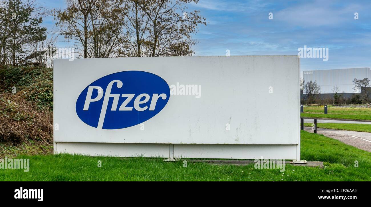 Beschilderung außerhalb des Pfizer, Grange Castle Complex in West Dublin Irland. Es ist eine der größten integrierten Biotechnologie-Anlagen der Welt. Stockfoto