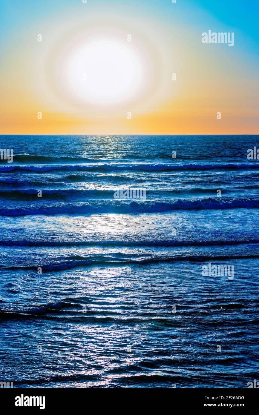 Himmel und Meer treffen sich unter strahlendem, sonnigem Himmel. Stockfoto