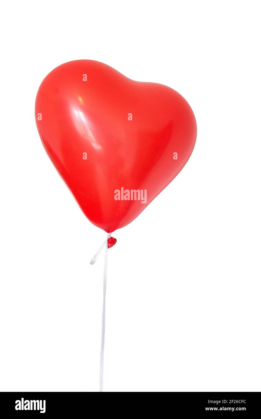 Ein herzförmiger roter Ballon auf weißem Hintergrund Stockfoto