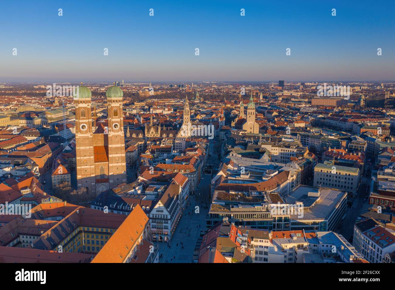 Luftaufnahme der Münchner Innenstadt mit dem berühmten Wahrzeichen Frauenkirche Stockfoto