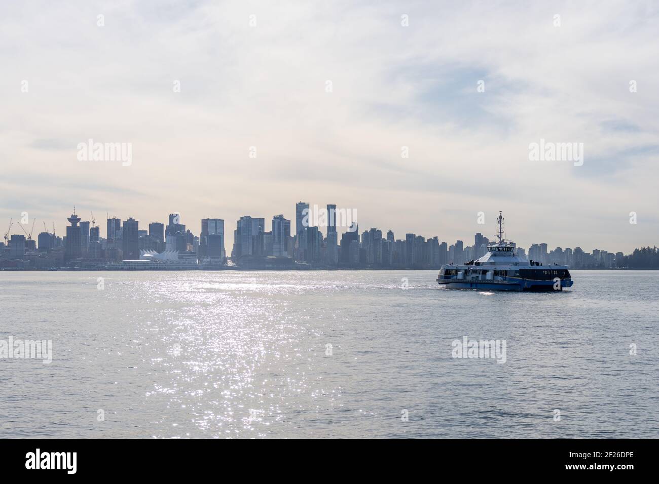 Seabus Fährdienst und Vancouver City Skyline im Hintergrund. Stockfoto