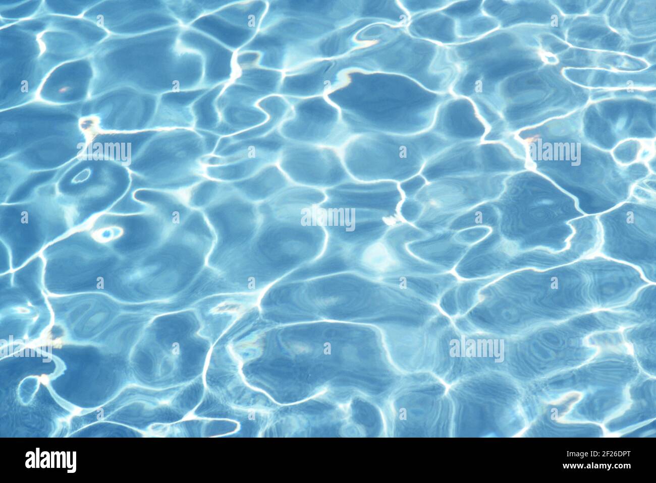 Licht brechendes Wasser im Swimmingpool Stockfoto