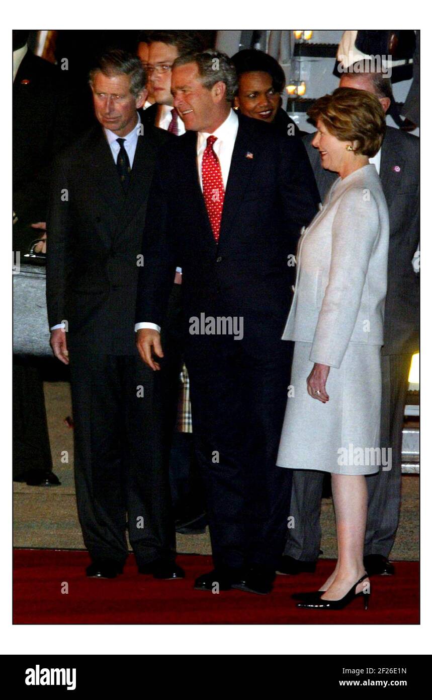 Pres Bush kommt in Heathrow an und wird von Prince empfangen Charles.pic David Sandison 18/11/2003 Stockfoto