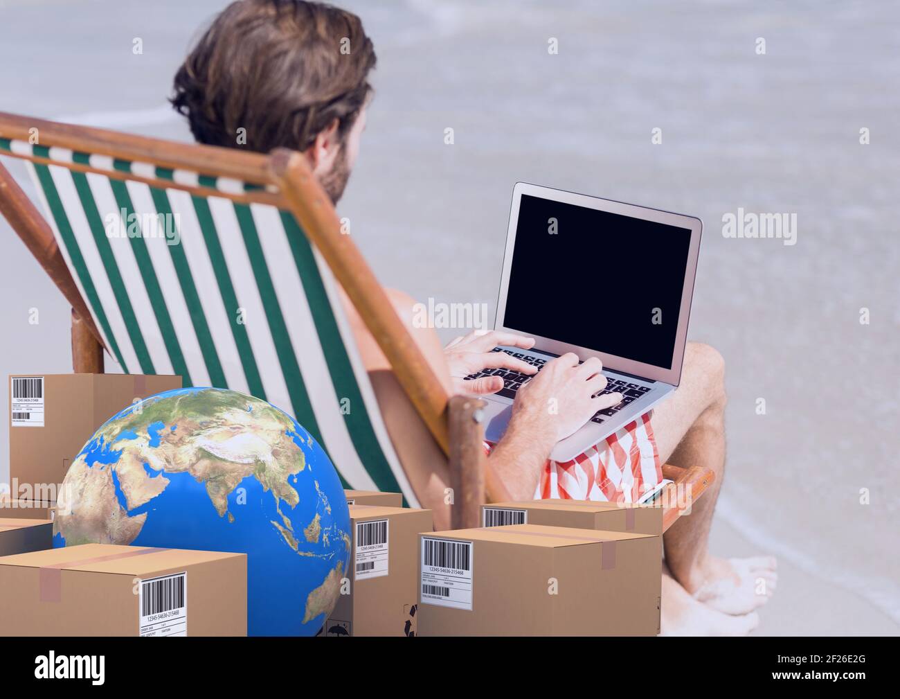 Zusammensetzung von Kartons mit Globus, Mann in Liegestuhl mit Laptop im  Hintergrund Stockfotografie - Alamy